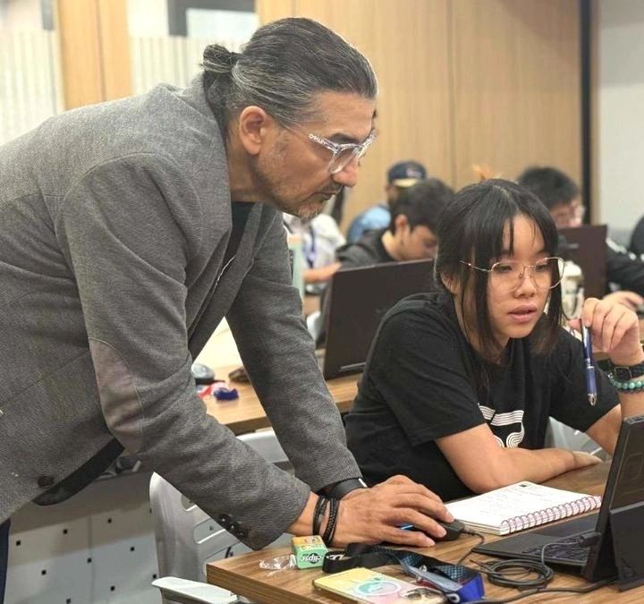 Hussin Khan coaching a student in Unreal Engine